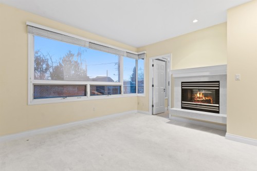 2189 Argyle Avenue, West Vancouver, BC - Indoor Photo Showing Living Room With Fireplace