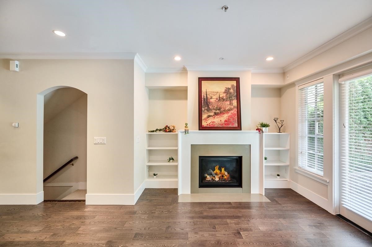 5483 Dunbar Street, Vancouver, BC - Indoor Photo Showing Living Room With Fireplace