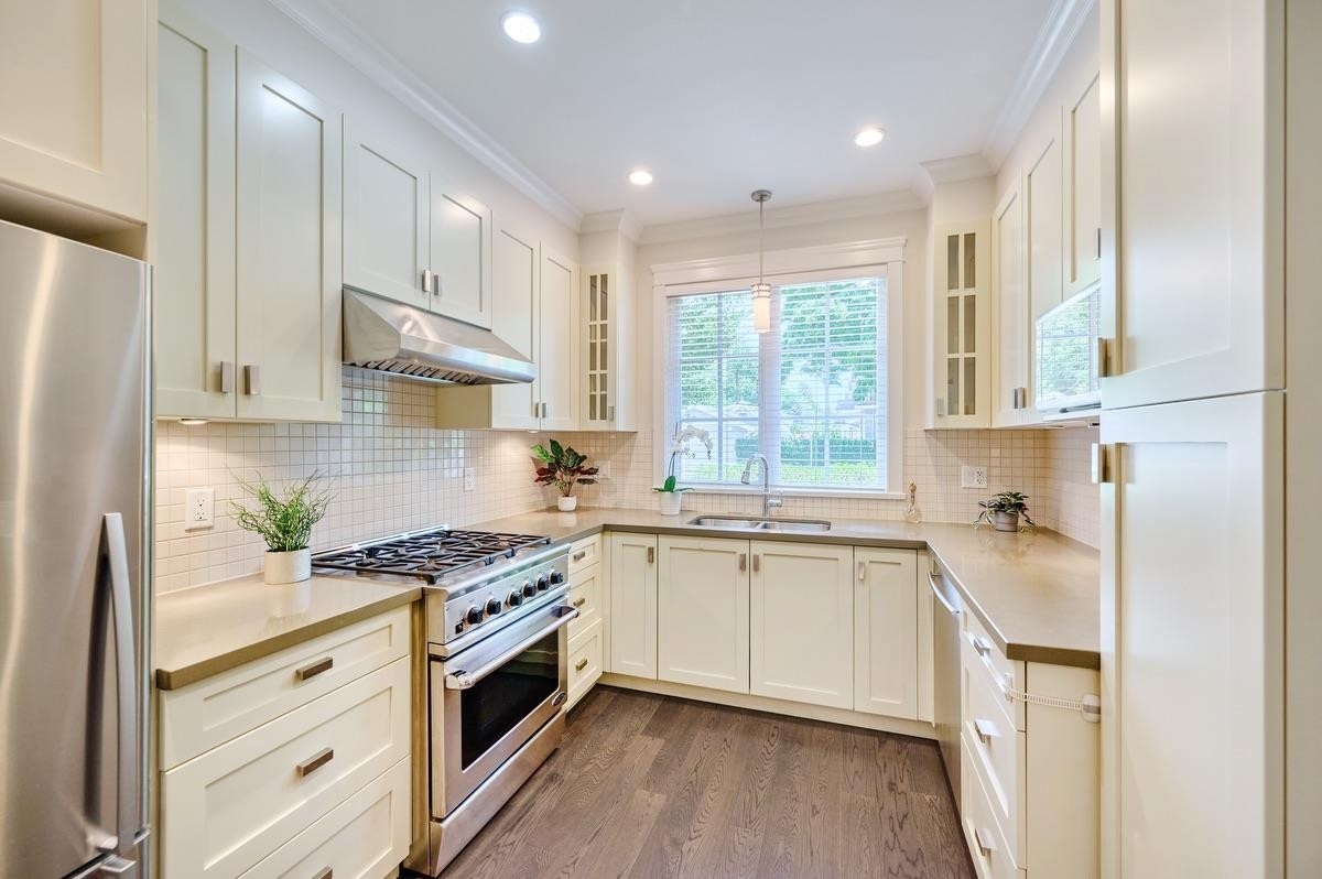 5483 Dunbar Street, Vancouver, BC - Indoor Photo Showing Kitchen With Upgraded Kitchen