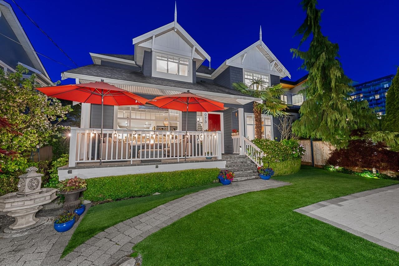 1075 Esplanade Avenue, West Vancouver, BC - Outdoor With Deck Patio Veranda