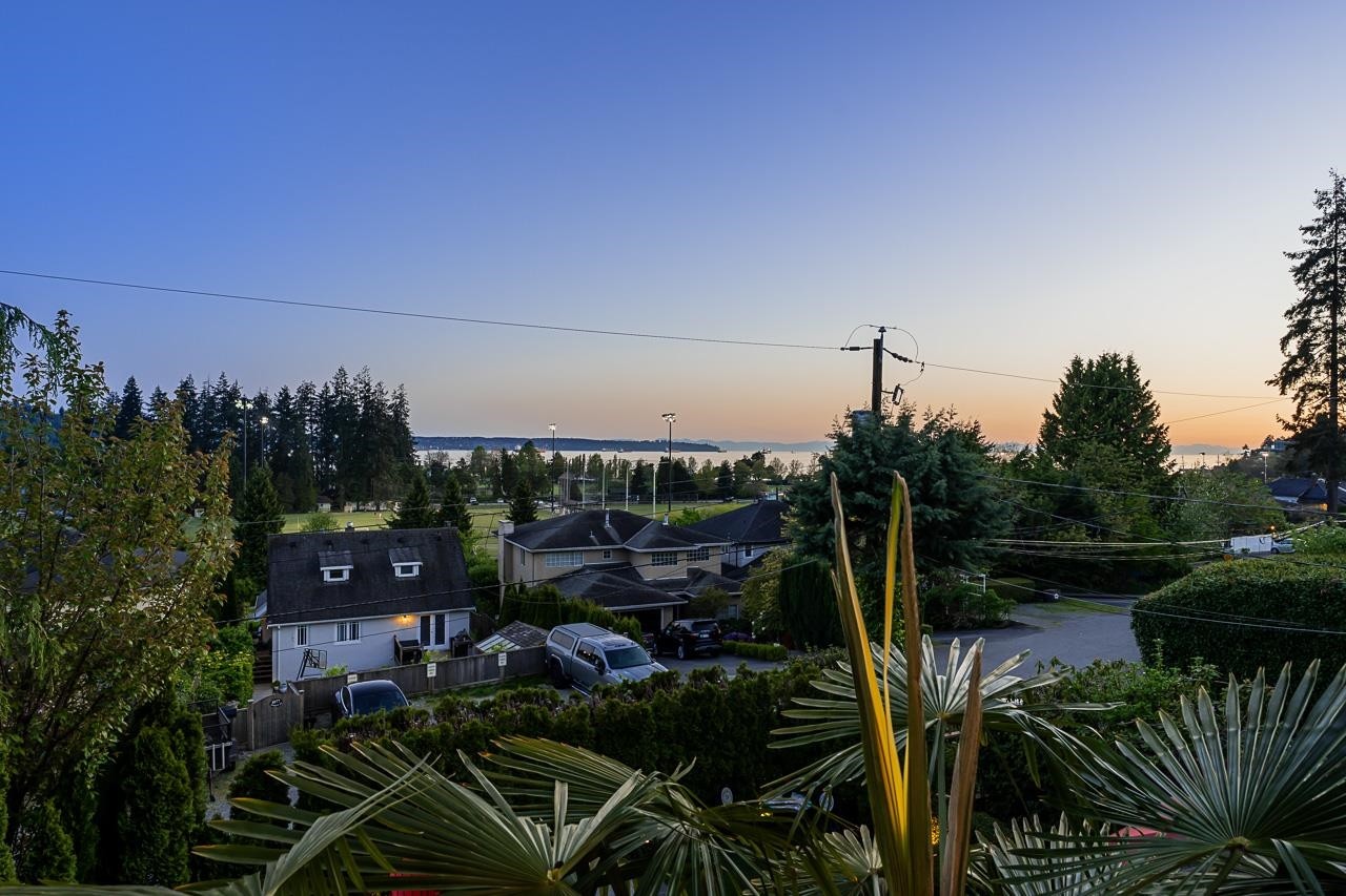 1075 Esplanade Avenue, West Vancouver, BC - Outdoor With View