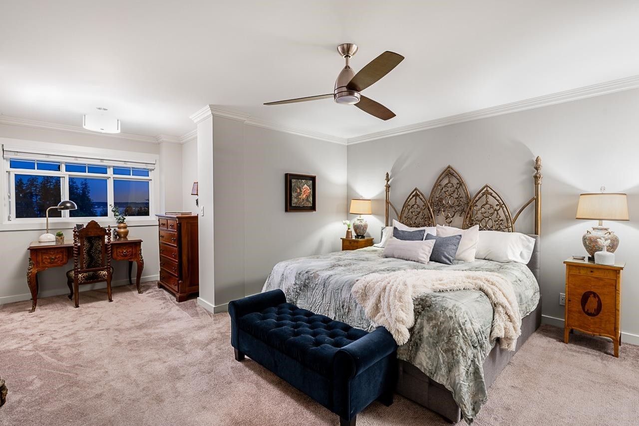 1075 Esplanade Avenue, West Vancouver, BC - Indoor Photo Showing Bedroom