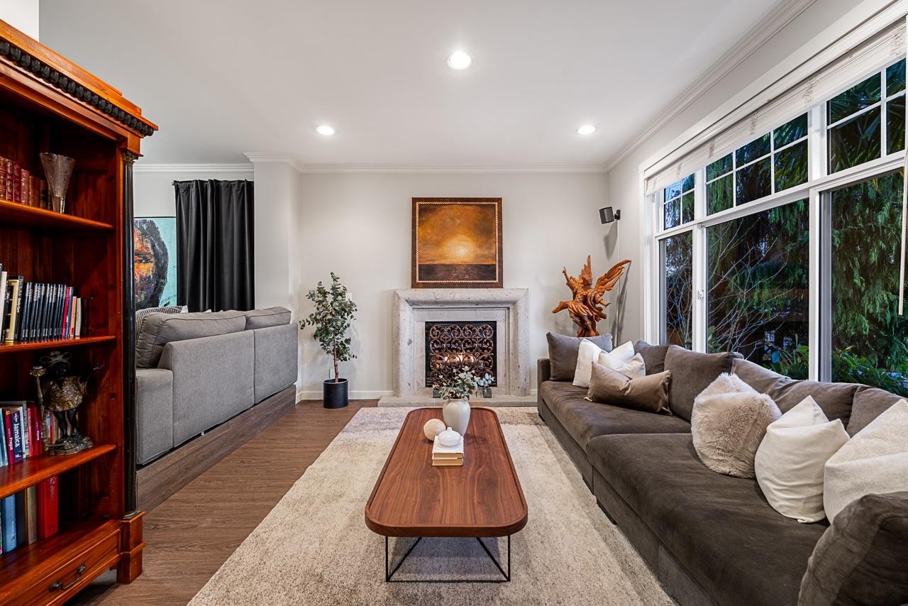1075 Esplanade Avenue, West Vancouver, BC - Indoor Photo Showing Living Room With Fireplace