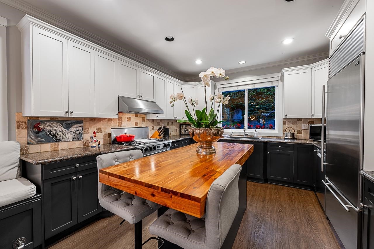 1075 Esplanade Avenue, West Vancouver, BC - Indoor Photo Showing Kitchen With Double Sink