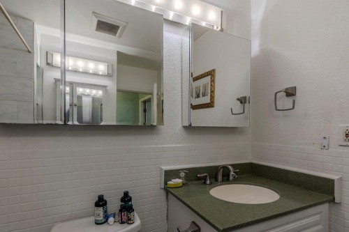 640 Clarke Road, Coquitlam, BC - Indoor Photo Showing Bathroom
