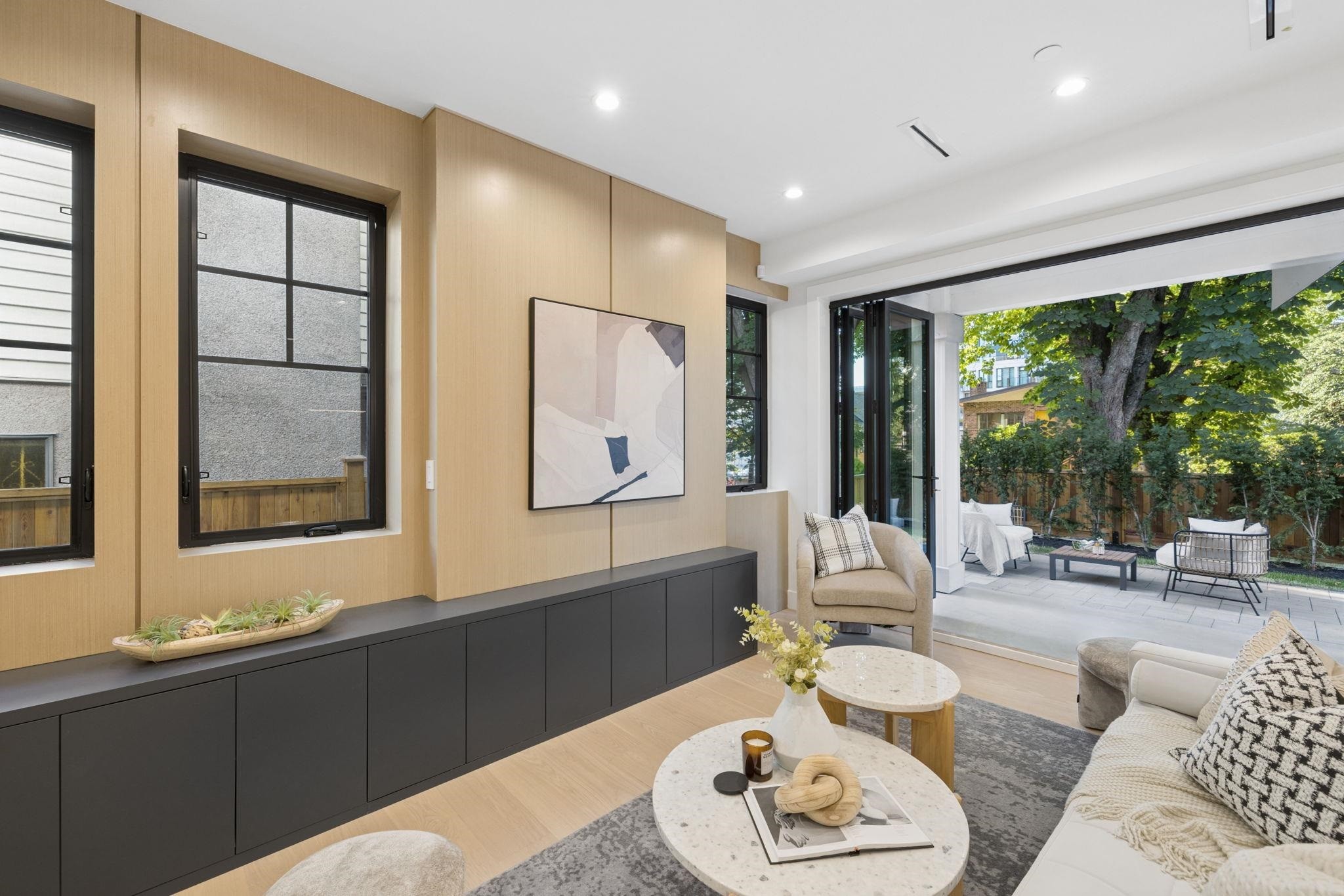 588 10Th Avenue E, Vancouver, BC - Indoor Photo Showing Other Room
