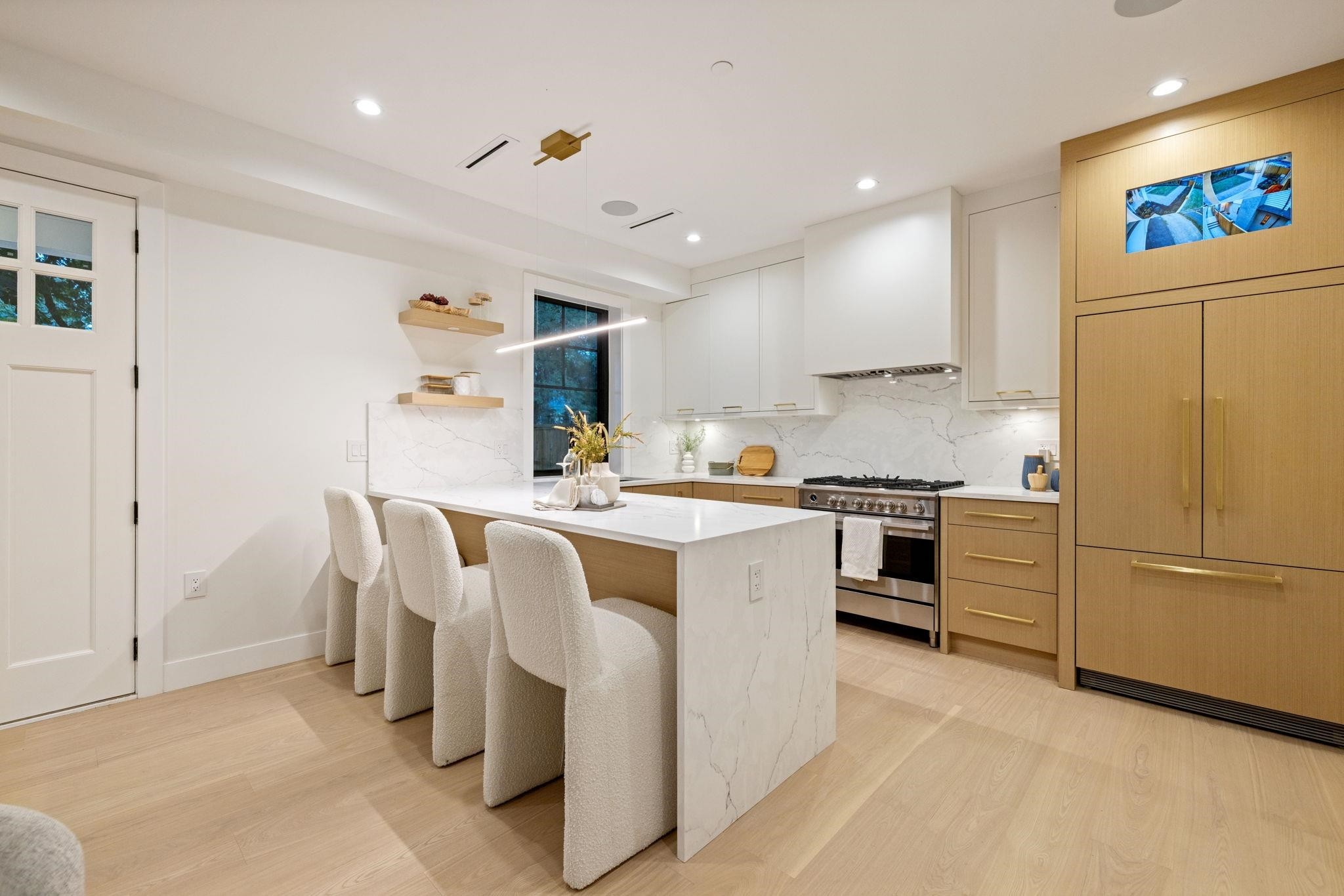 588 10Th Avenue E, Vancouver, BC - Indoor