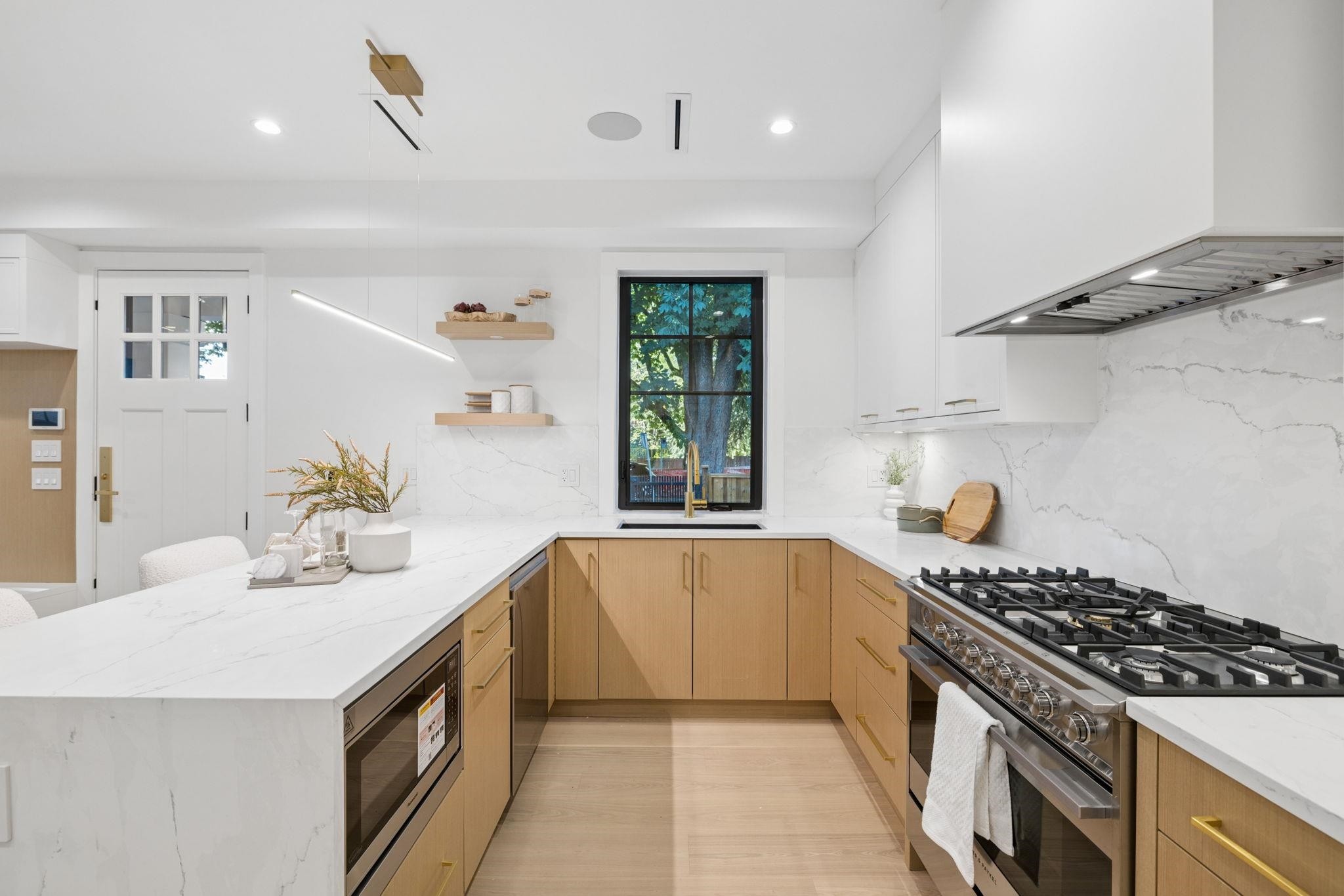 588 10Th Avenue E, Vancouver, BC - Indoor Photo Showing Kitchen With Upgraded Kitchen