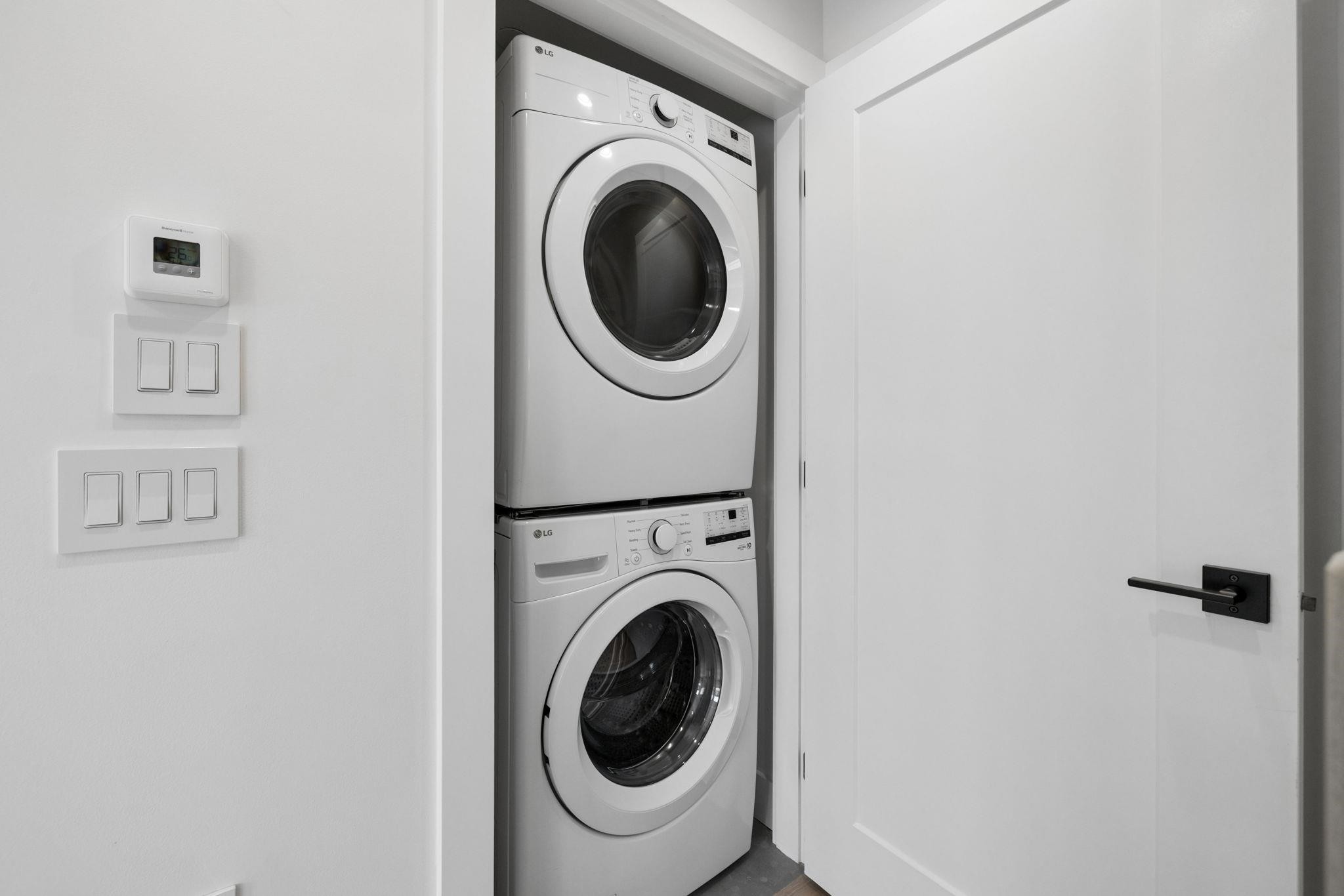 588 10Th Avenue E, Vancouver, BC - Indoor Photo Showing Laundry Room