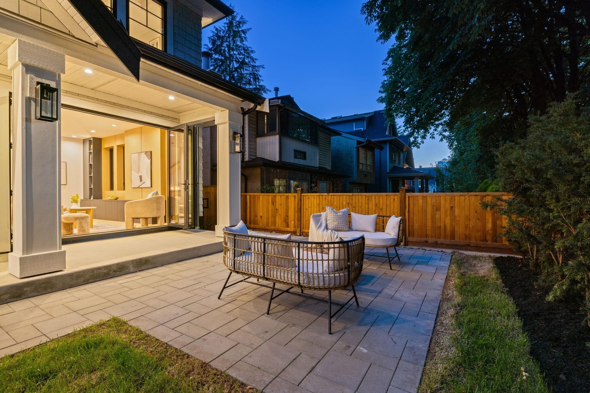 588 10Th Avenue E, Vancouver, BC - Outdoor With Deck Patio Veranda