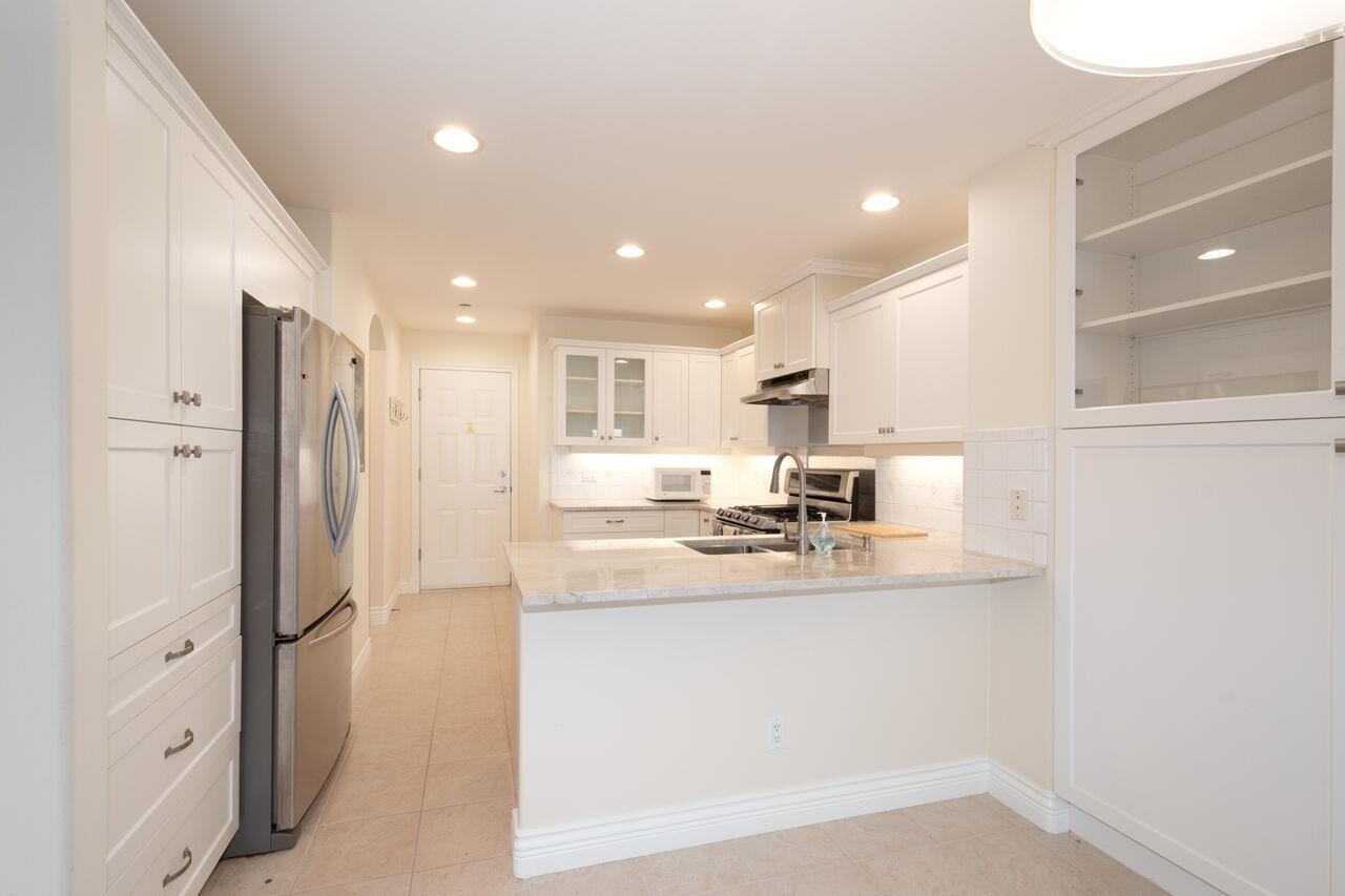 43 Point Terrace, West Vancouver, BC - Indoor Photo Showing Kitchen