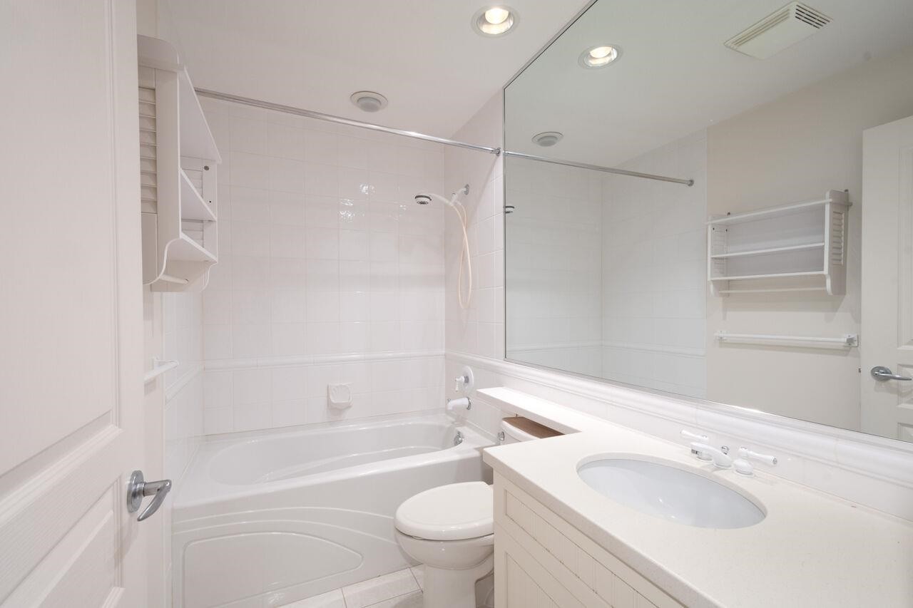 43 Point Terrace, West Vancouver, BC - Indoor Photo Showing Bathroom