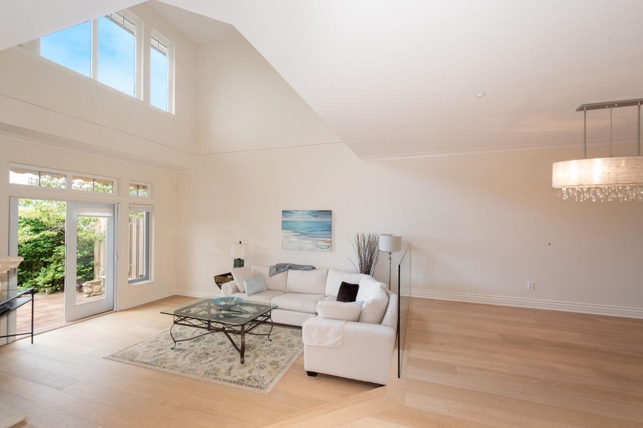 43 Point Terrace, West Vancouver, BC - Indoor Photo Showing Living Room