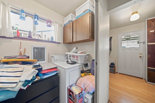 6731 Camsell Crescent, Richmond, BC - Indoor Photo Showing Laundry Room