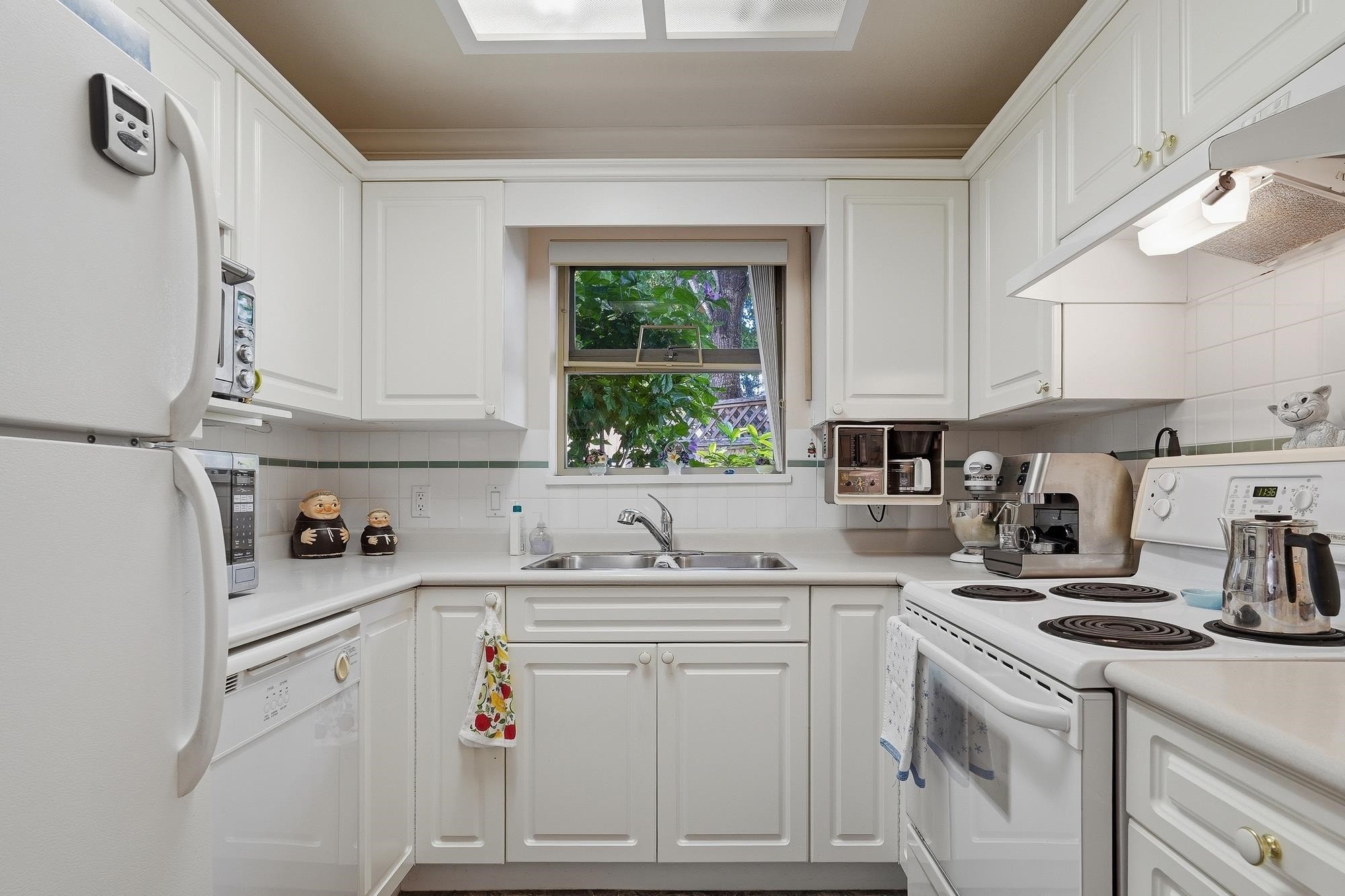 103-1118 55 Street, Delta, BC - Indoor Photo Showing Kitchen With Double Sink