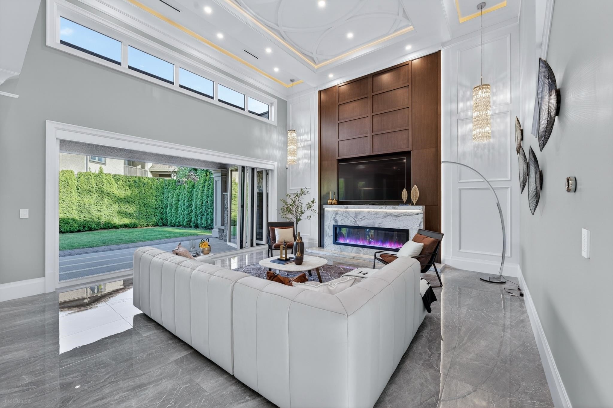 6331 Chatsworth Road, Richmond, BC - Indoor With Fireplace