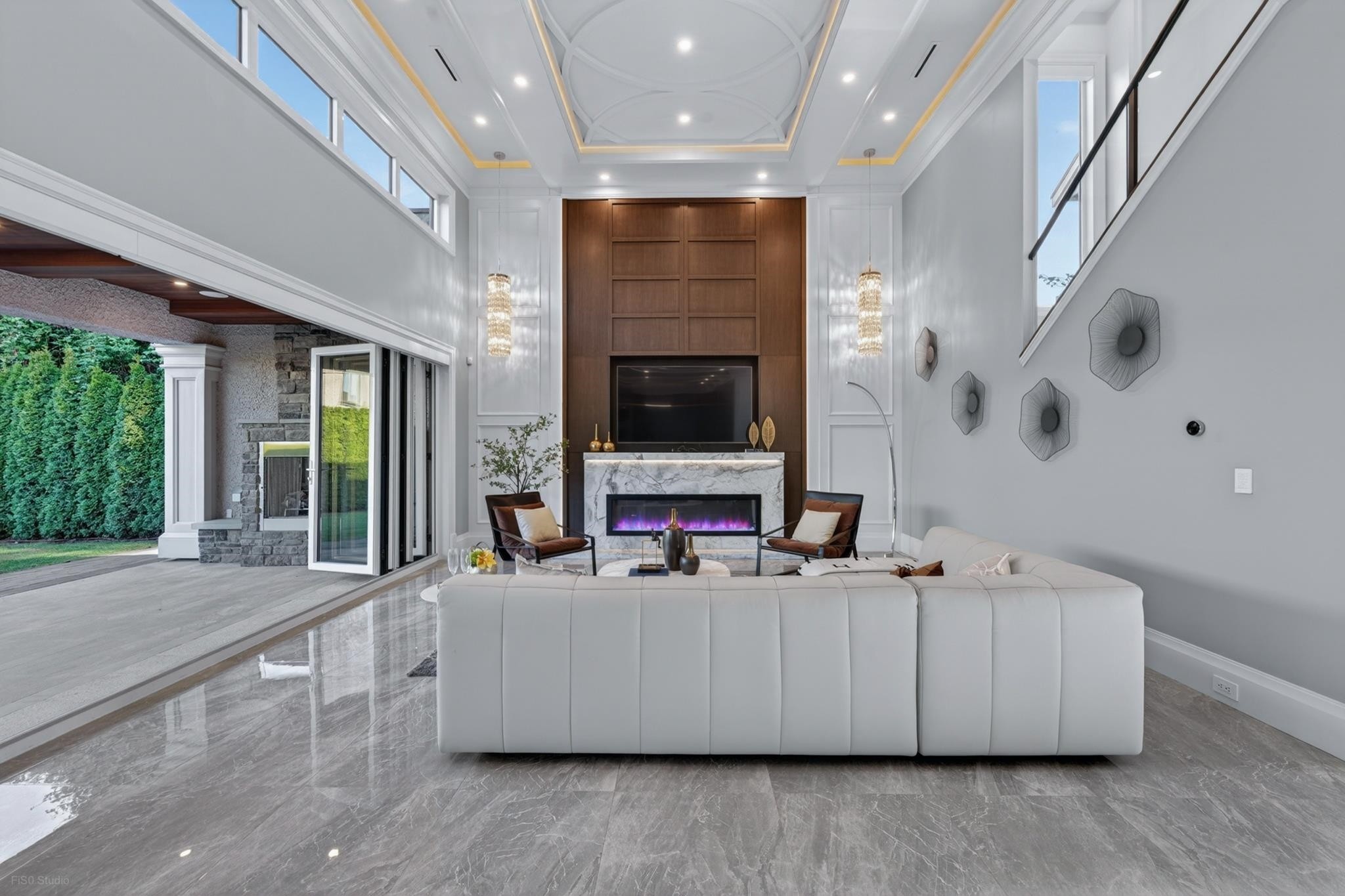 6331 Chatsworth Road, Richmond, BC - Indoor With Fireplace