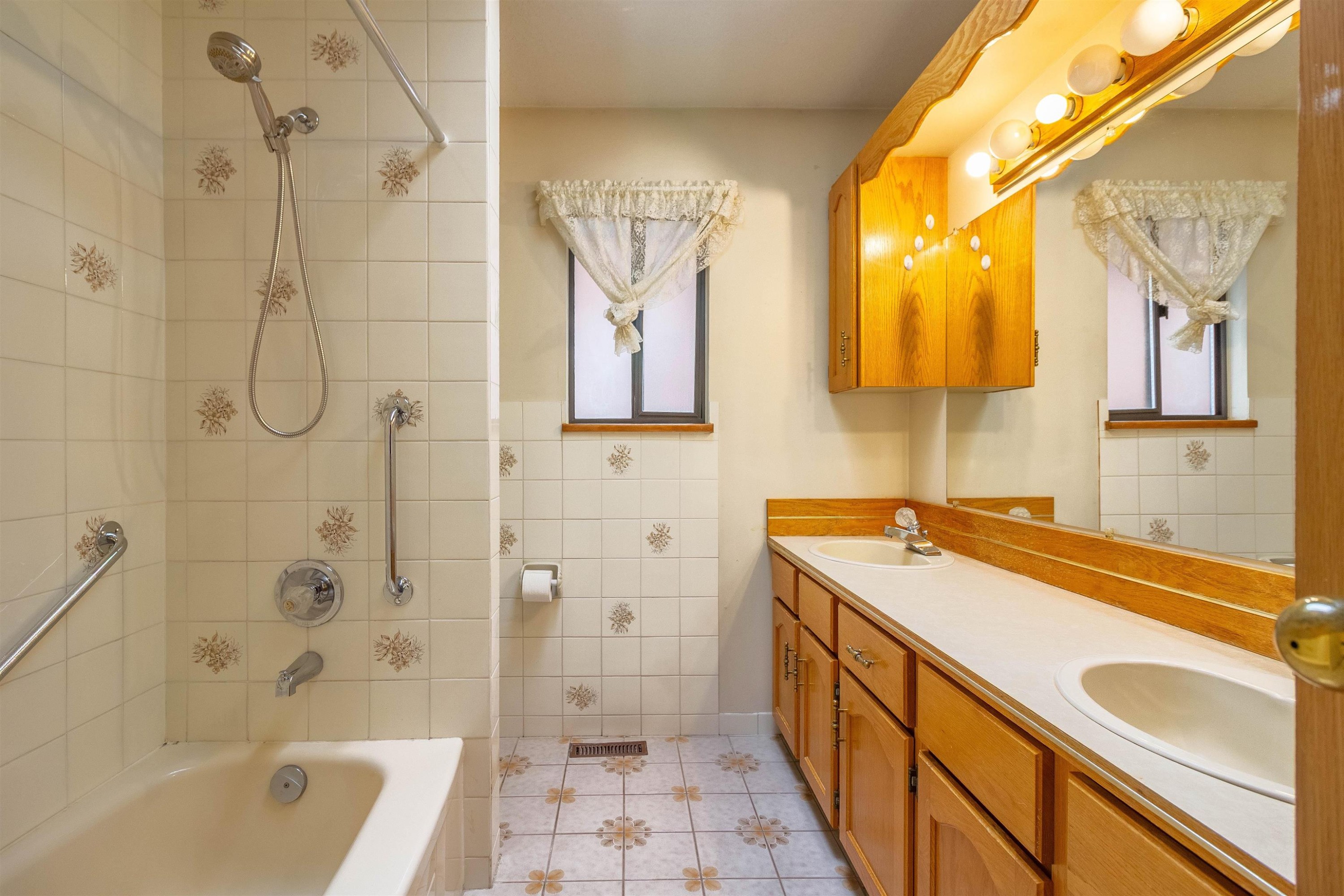 4467 Perry Street, Vancouver, BC - Indoor Photo Showing Bathroom