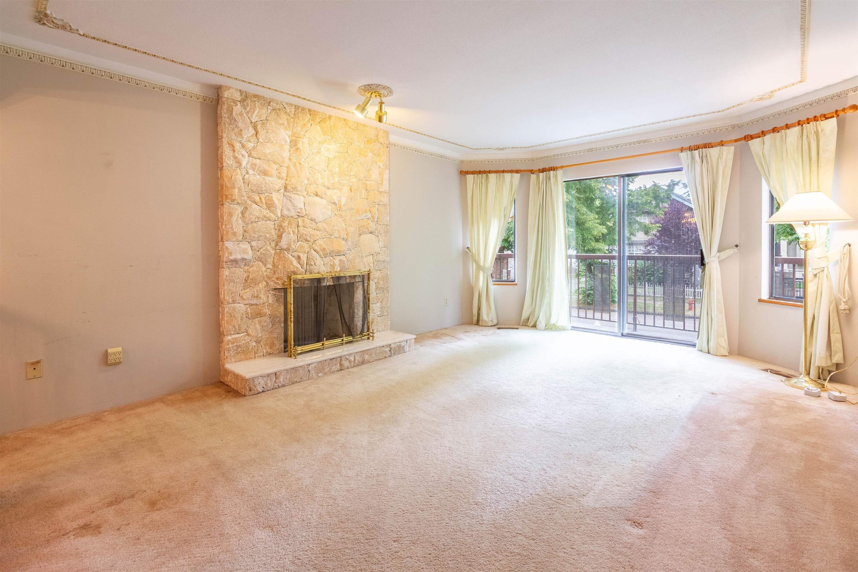4467 Perry Street, Vancouver, BC - Indoor With Fireplace