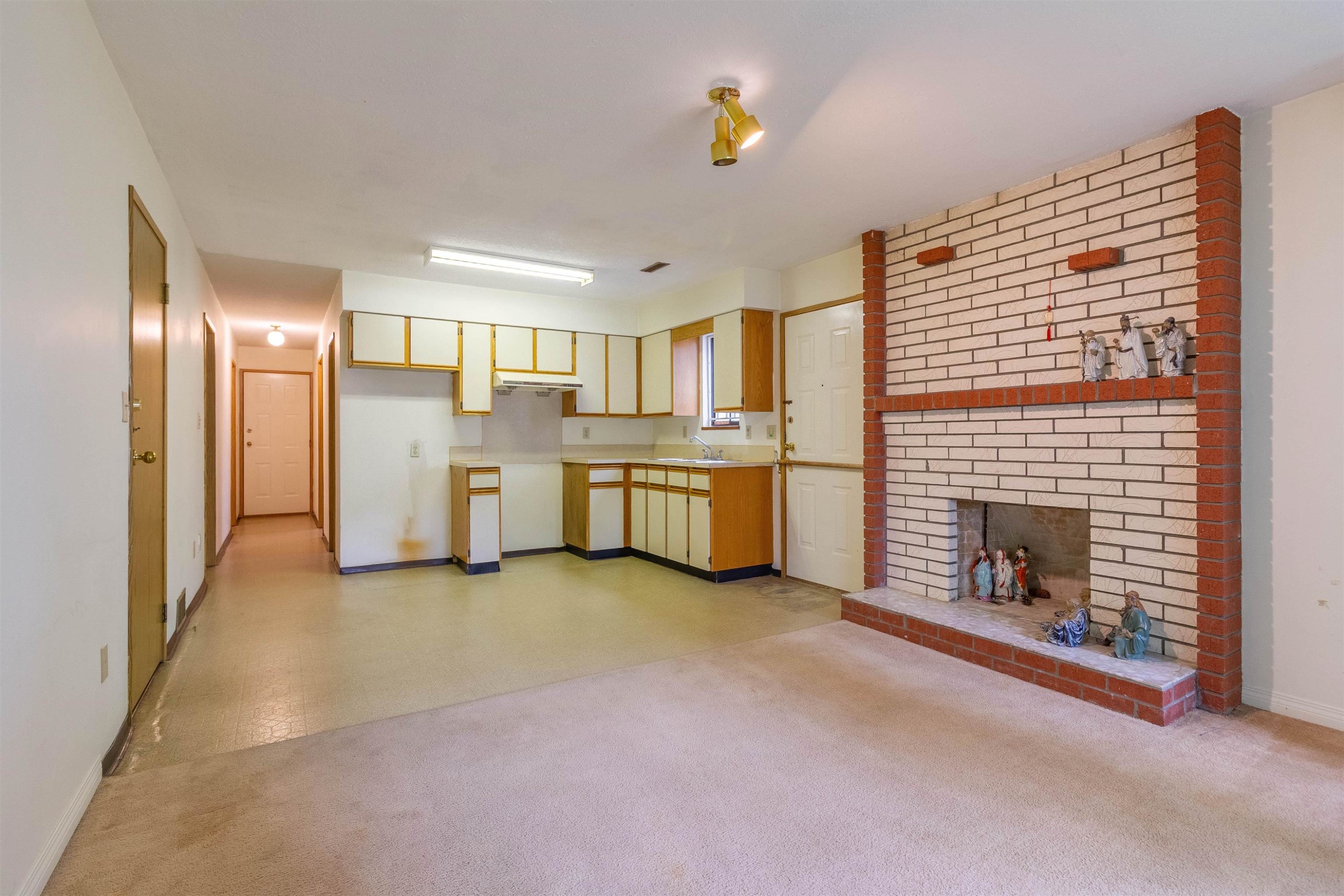 4467 Perry Street, Vancouver, BC - Indoor With Fireplace