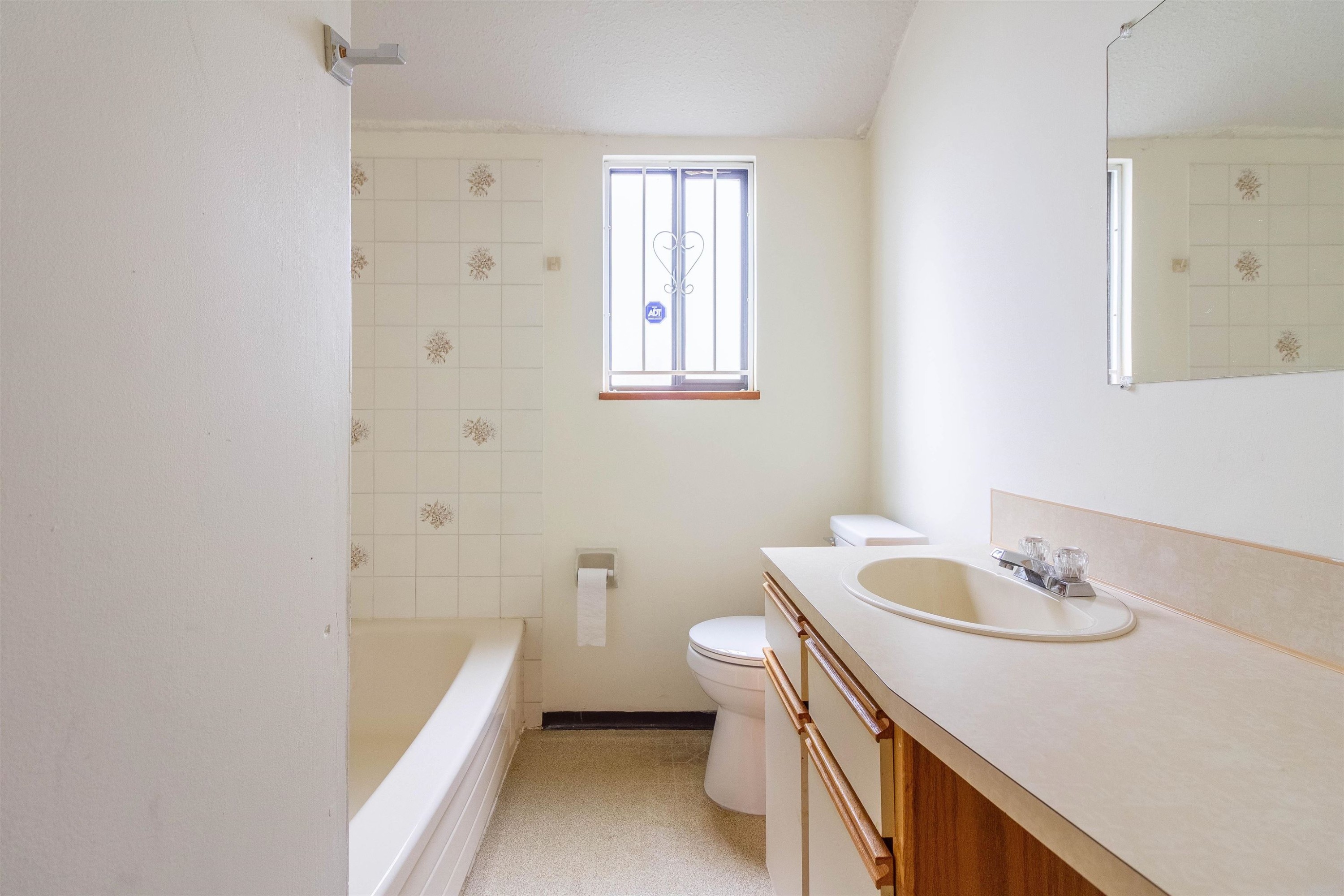 4467 Perry Street, Vancouver, BC - Indoor Photo Showing Bathroom