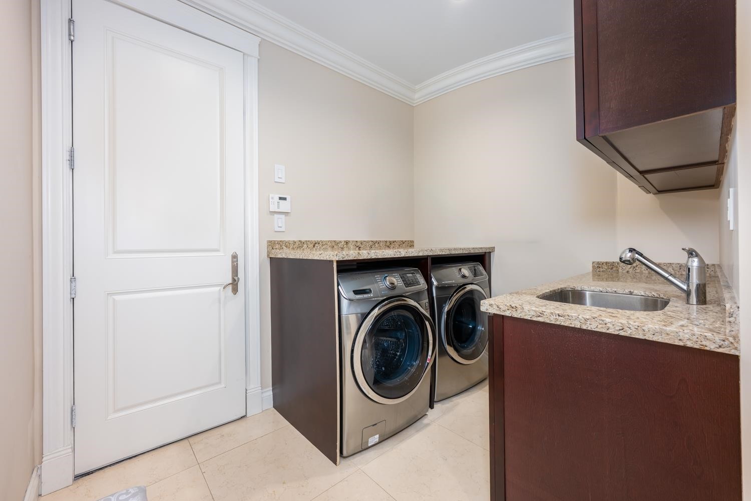 8411 Fairhurst Road, Richmond, BC - Indoor Photo Showing Laundry Room