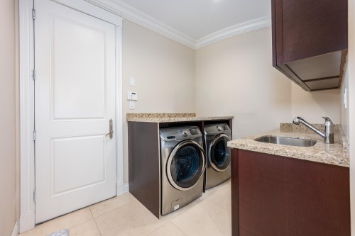 8411 Fairhurst Road, Richmond, BC - Indoor Photo Showing Laundry Room