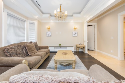 8411 Fairhurst Road, Richmond, BC - Indoor Photo Showing Living Room