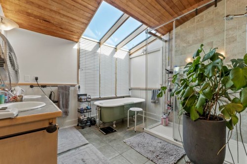 4540 3Rd Avenue W, Vancouver, BC - Indoor Photo Showing Bathroom
