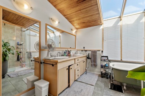 4540 3Rd Avenue W, Vancouver, BC - Indoor Photo Showing Bathroom