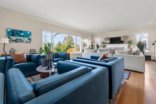 4540 3Rd Avenue W, Vancouver, BC - Indoor Photo Showing Living Room