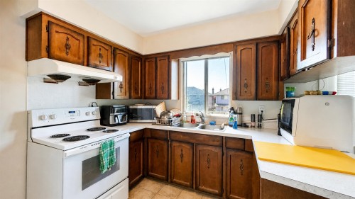5260 Moncton Street, Richmond, BC - Indoor Photo Showing Kitchen With Double Sink
