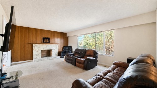 5260 Moncton Street, Richmond, BC - Indoor Photo Showing Living Room With Fireplace
