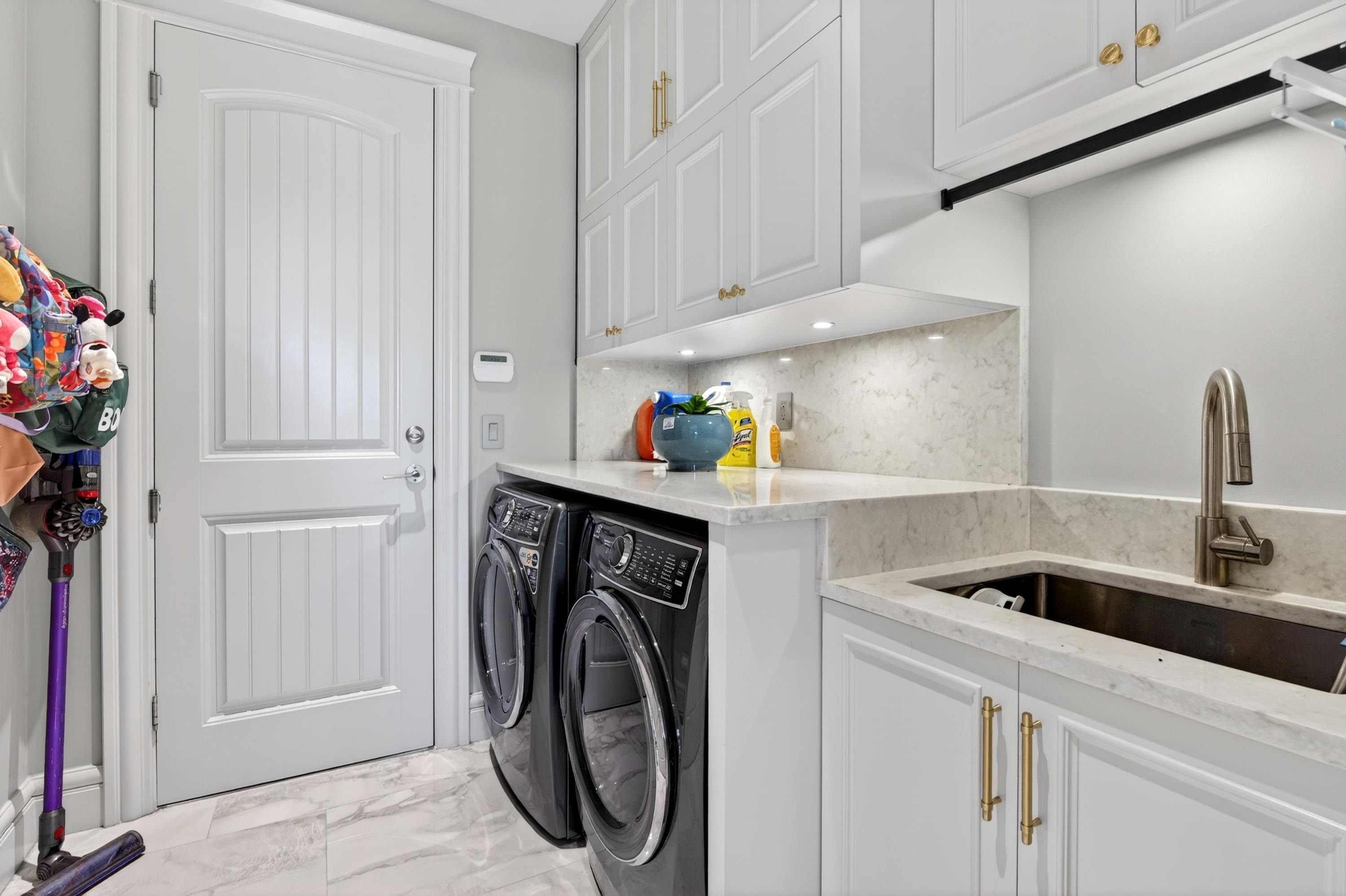 8520 Elsmore Road, Richmond, BC - Indoor Photo Showing Laundry Room