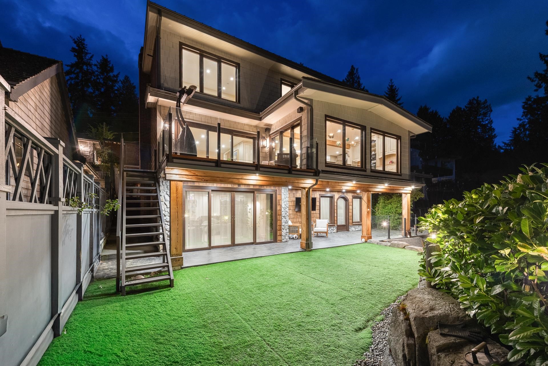 3298 Radcliffe Avenue, West Vancouver, BC - Outdoor