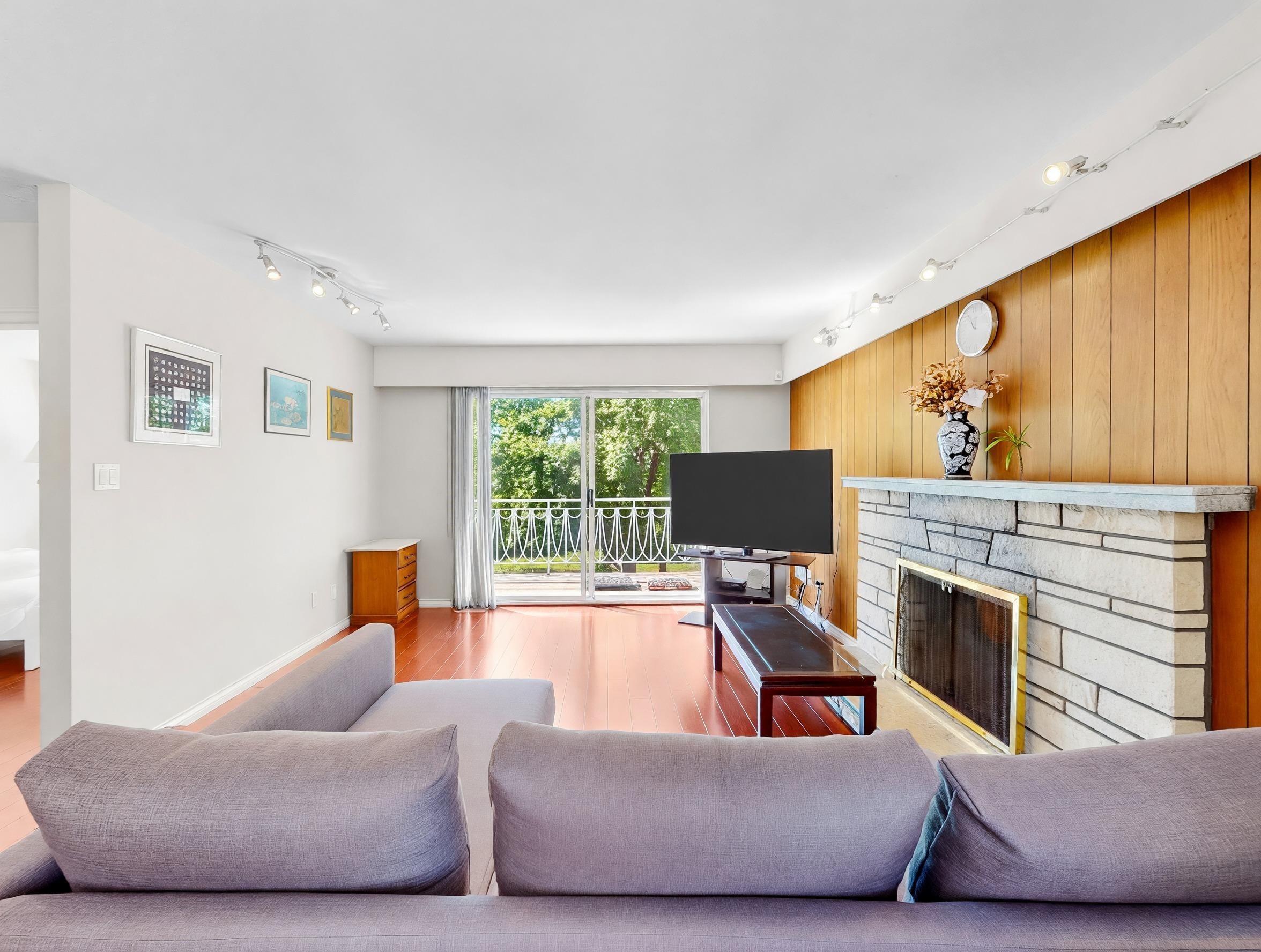 245 63Rd Avenue W, Vancouver, BC - Indoor Photo Showing Living Room With Fireplace