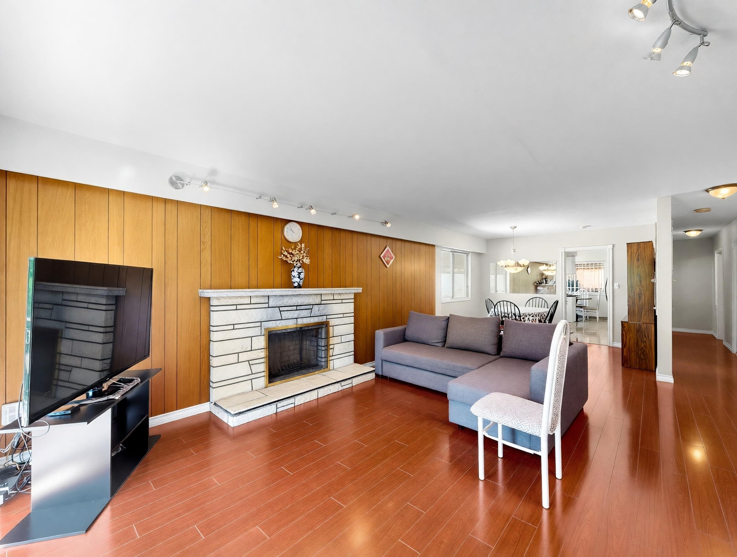 245 63Rd Avenue W, Vancouver, BC - Indoor Photo Showing Living Room With Fireplace