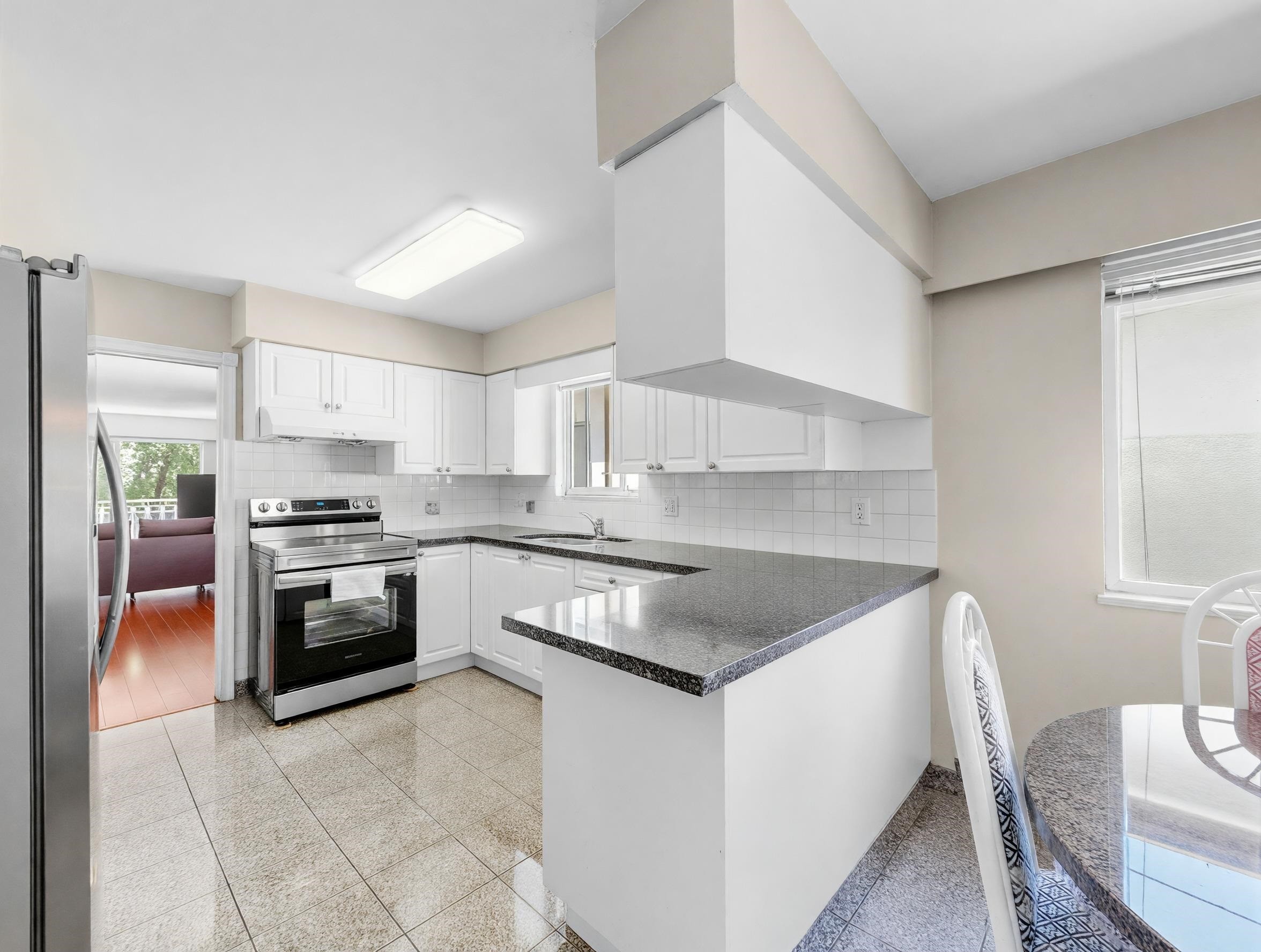 245 63Rd Avenue W, Vancouver, BC - Indoor Photo Showing Kitchen