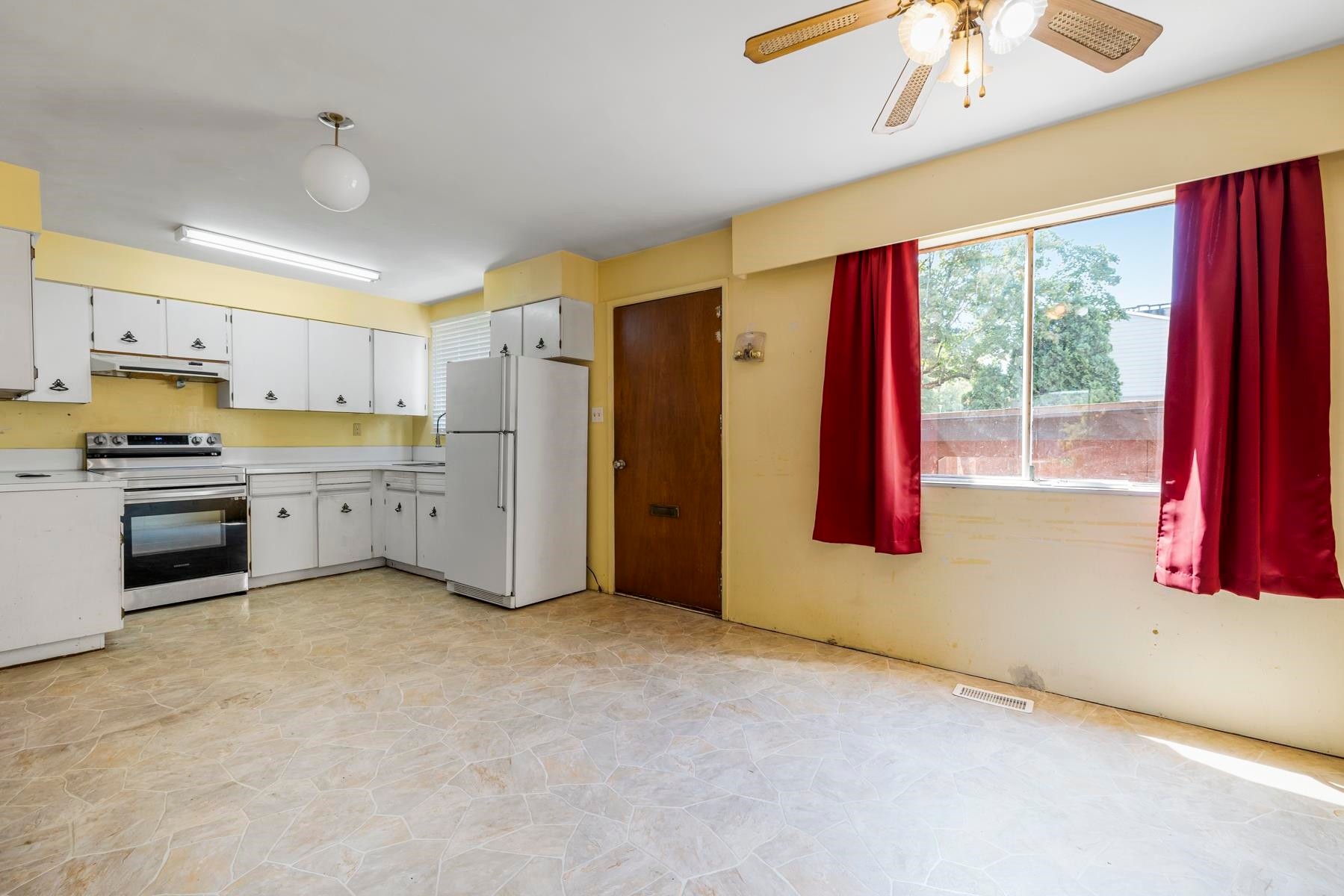 1310 Tina Way, Port Coquitlam, BC - Indoor Photo Showing Kitchen