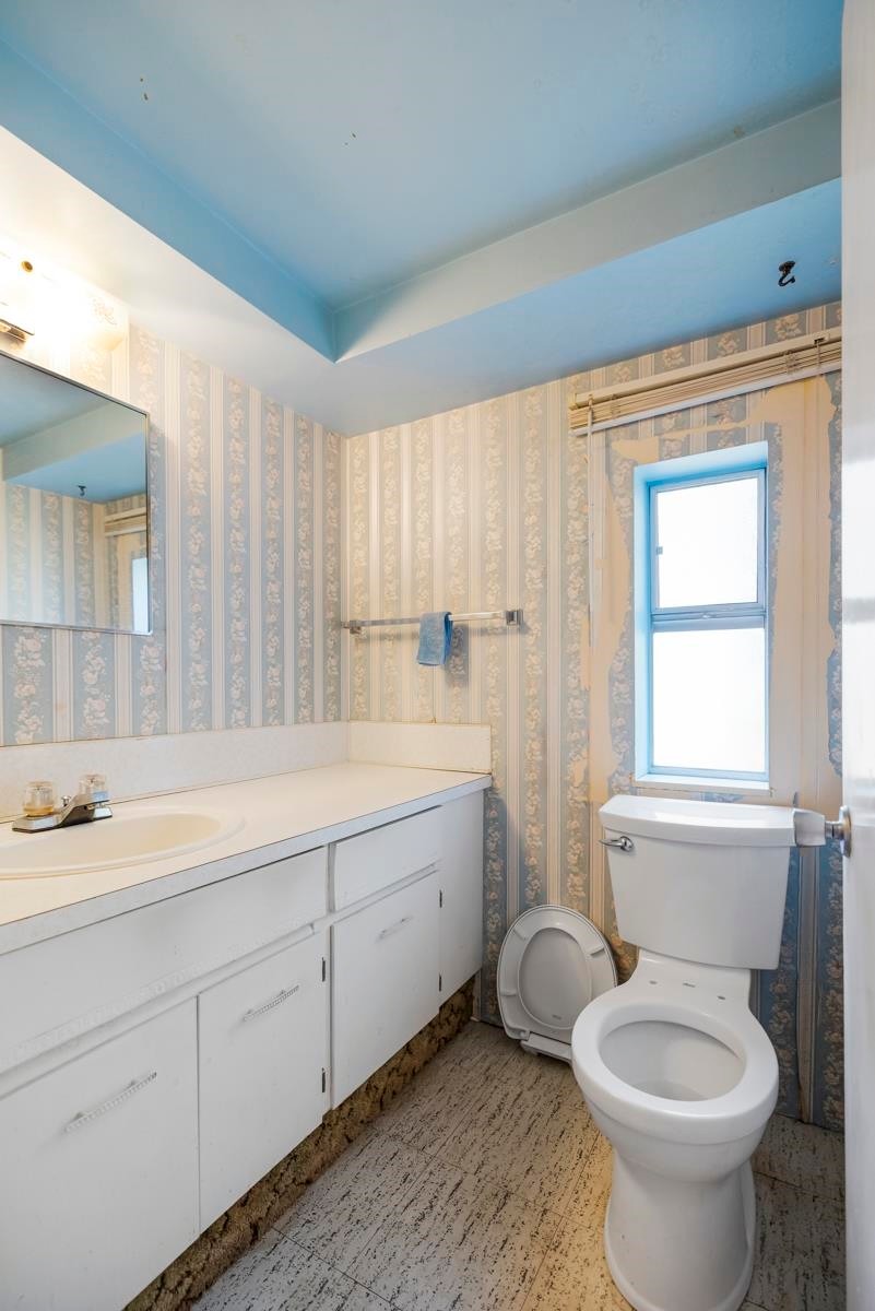 1310 Tina Way, Port Coquitlam, BC - Indoor Photo Showing Bathroom