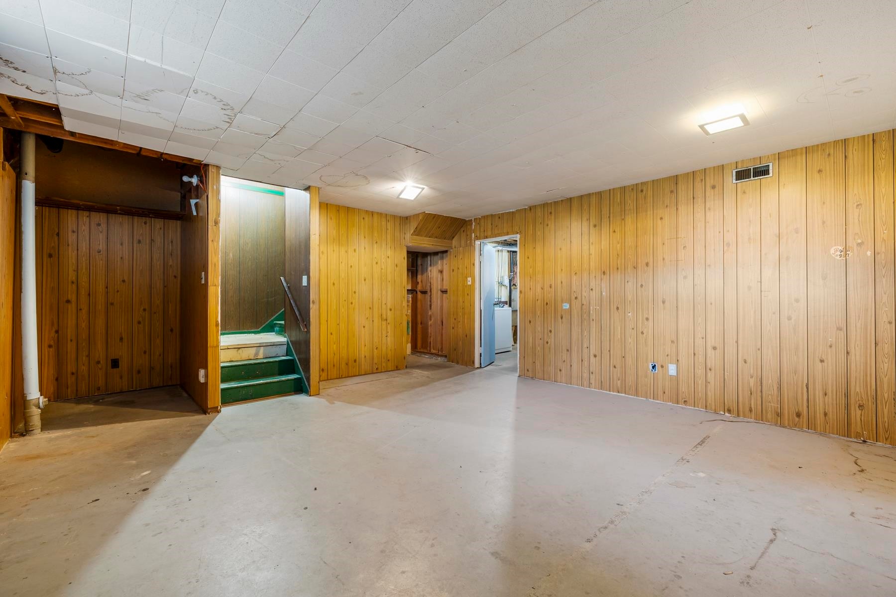 1310 Tina Way, Port Coquitlam, BC - Indoor Photo Showing Basement