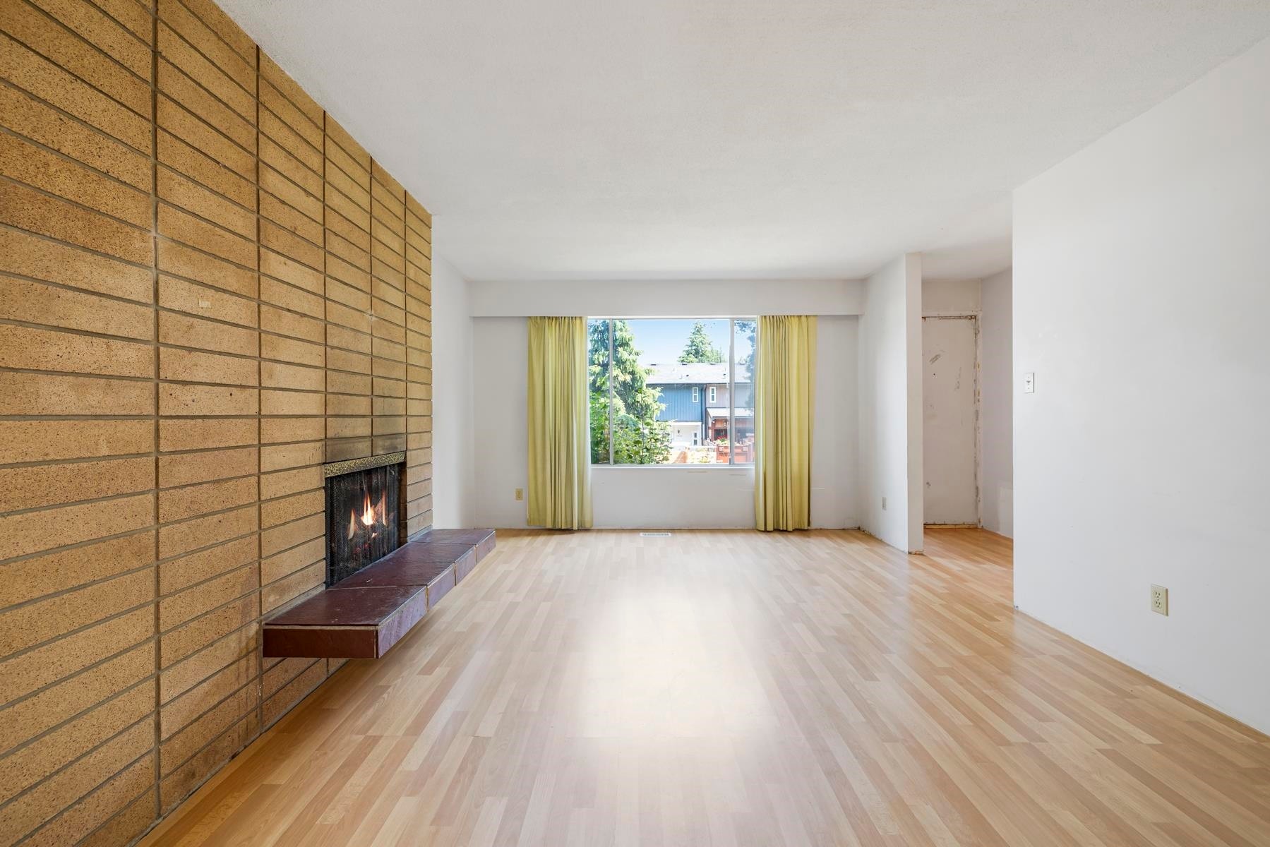 1310 Tina Way, Port Coquitlam, BC - Indoor Photo Showing Other Room With Fireplace