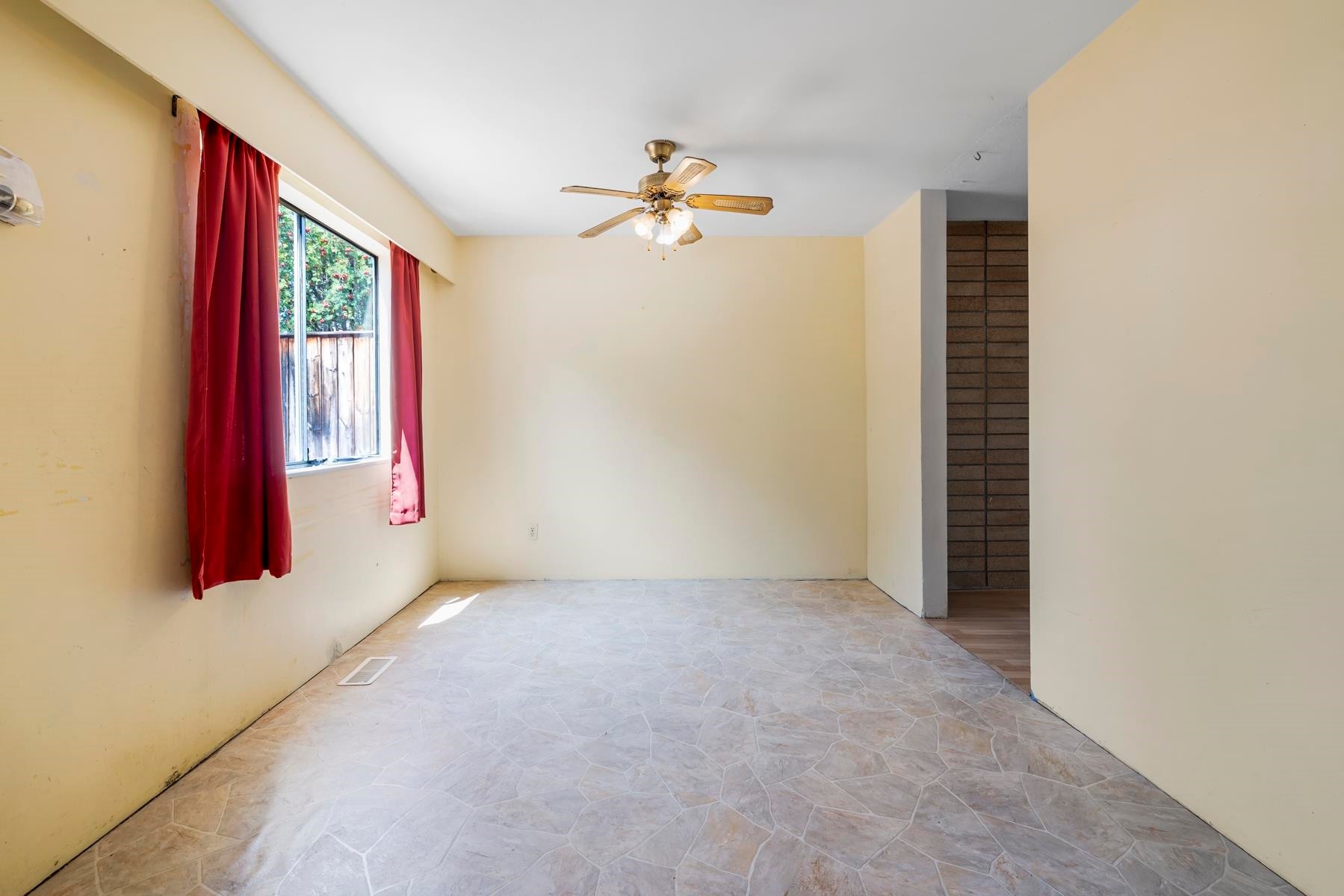 1310 Tina Way, Port Coquitlam, BC - Indoor Photo Showing Other Room