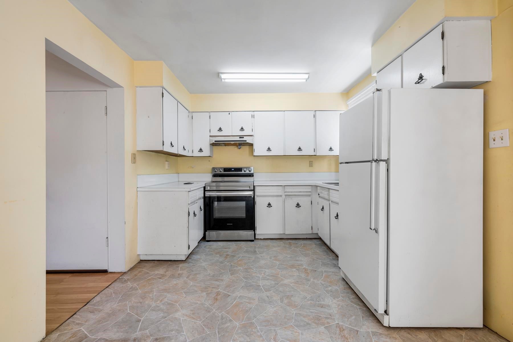 1310 Tina Way, Port Coquitlam, BC - Indoor Photo Showing Kitchen