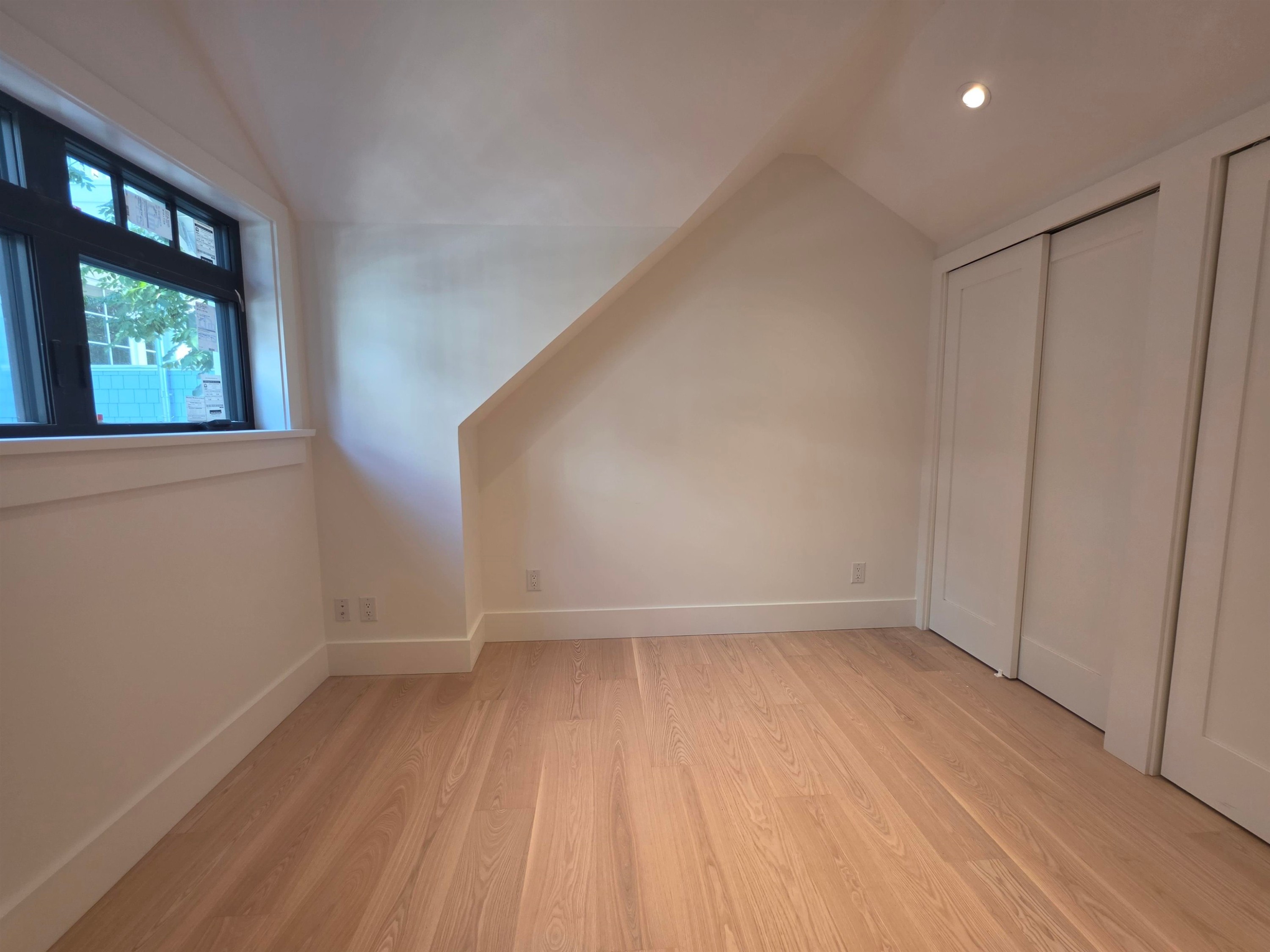 2570 2Nd Avenue W, Vancouver, BC - Indoor Photo Showing Other Room