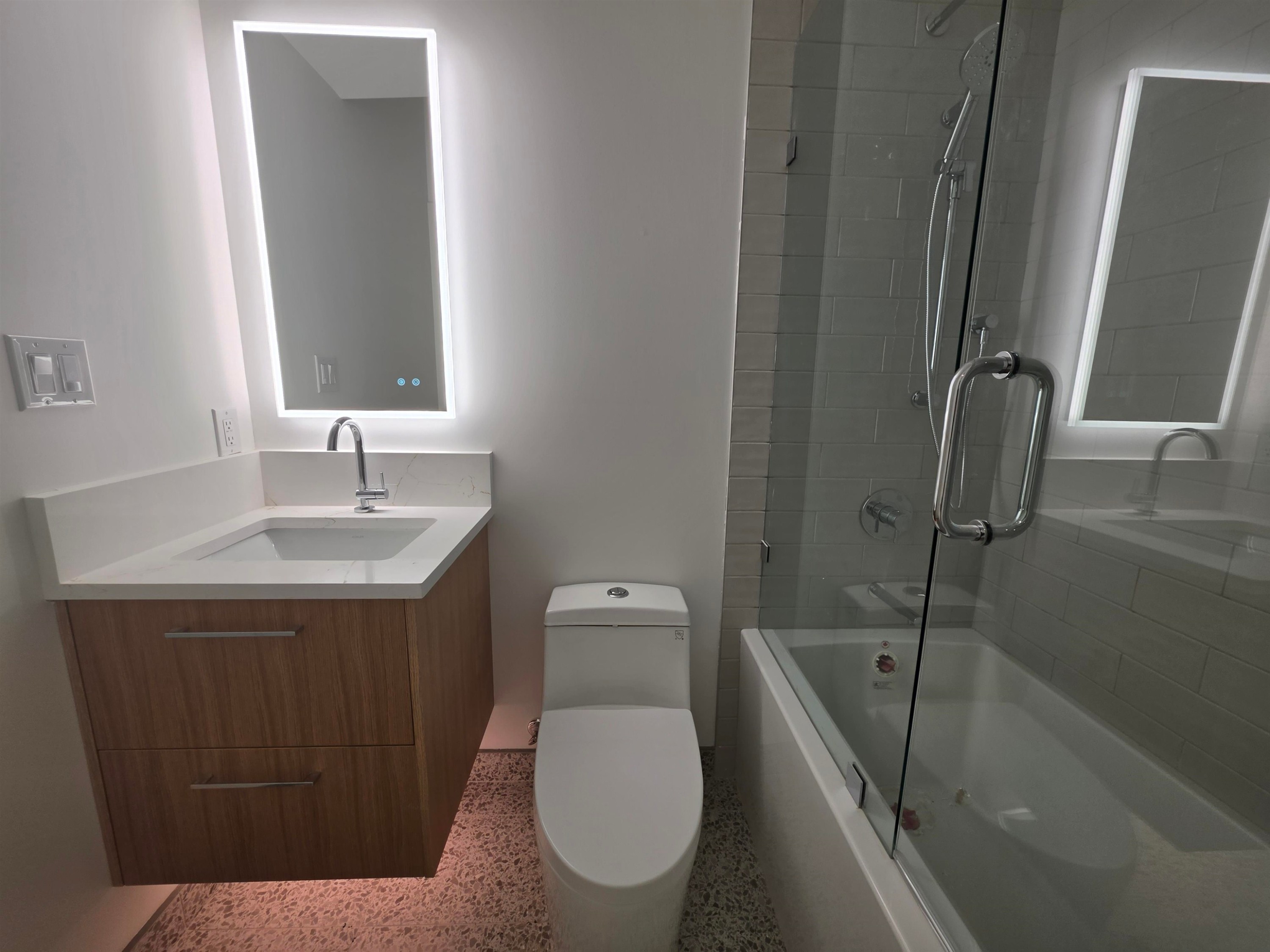 2570 2Nd Avenue W, Vancouver, BC - Indoor Photo Showing Bathroom