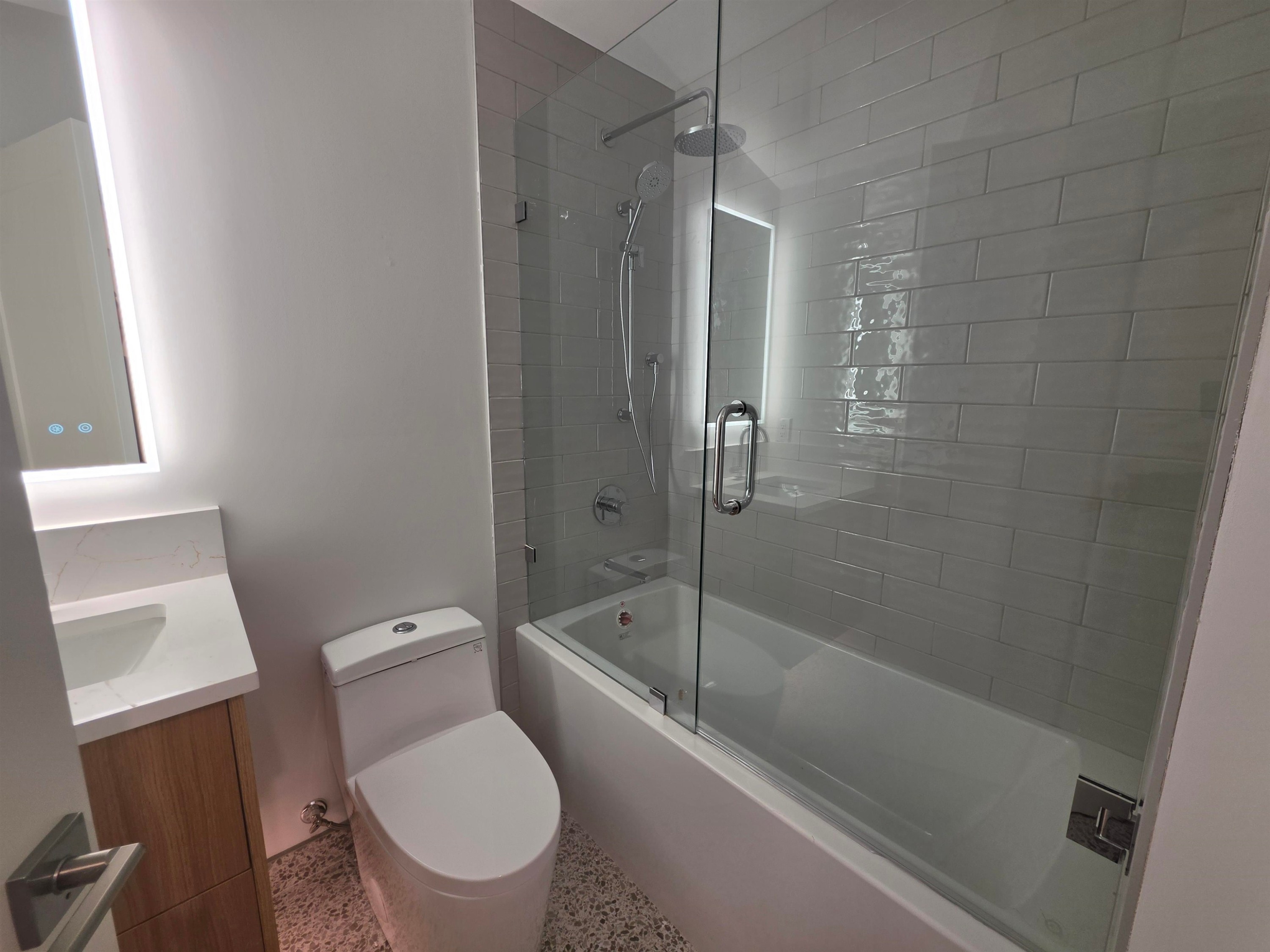 2570 2Nd Avenue W, Vancouver, BC - Indoor Photo Showing Bathroom
