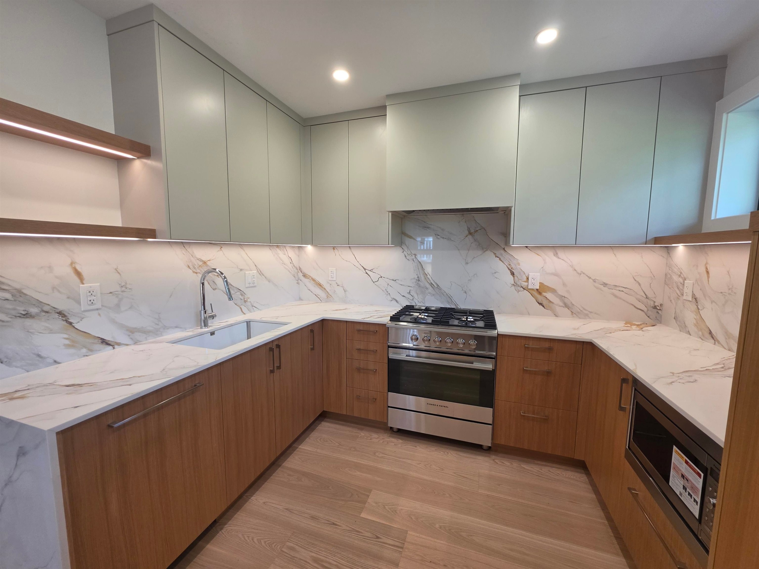 2570 2Nd Avenue W, Vancouver, BC - Indoor Photo Showing Kitchen With Upgraded Kitchen
