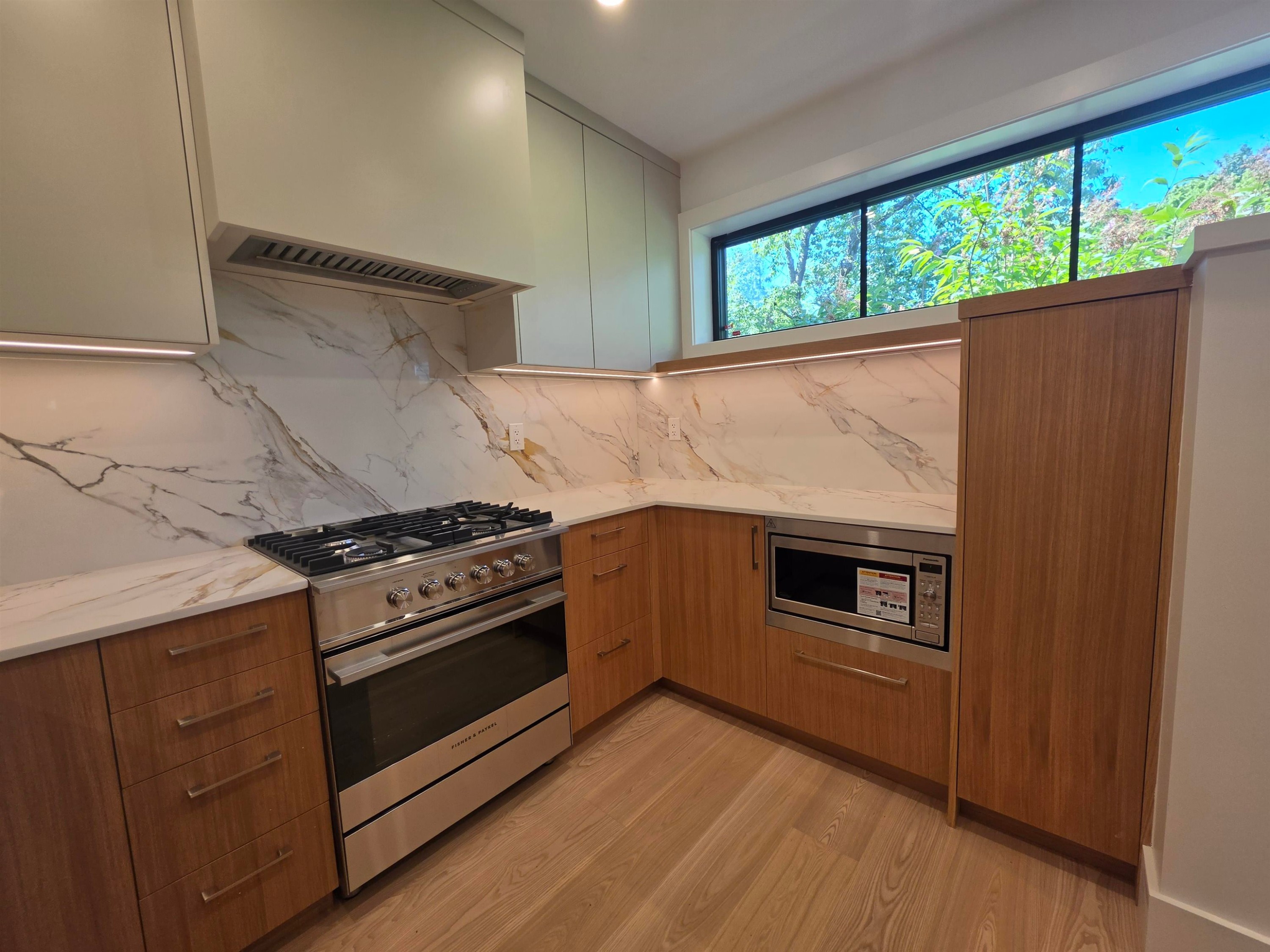 2570 2Nd Avenue W, Vancouver, BC - Indoor Photo Showing Kitchen