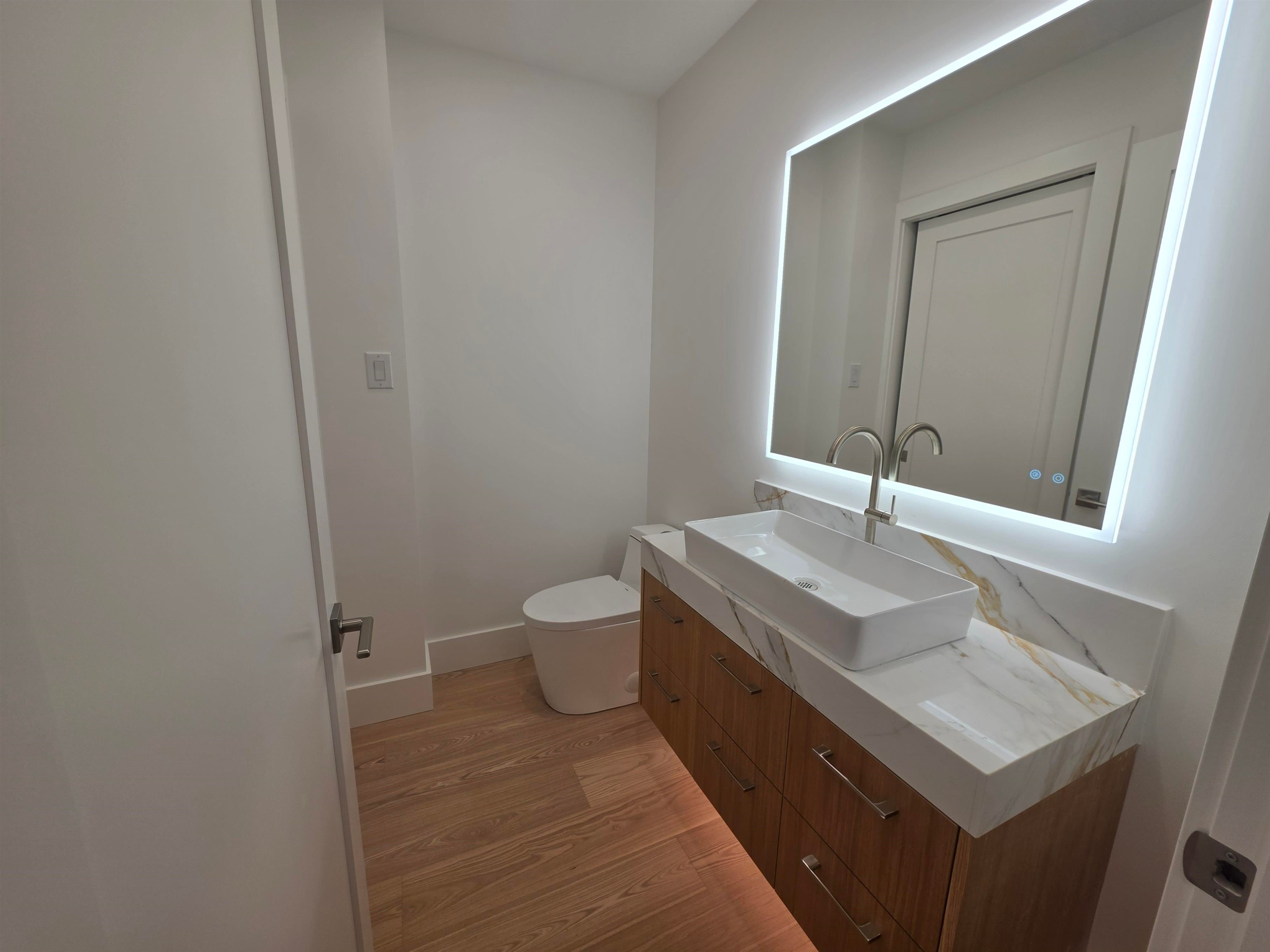 2570 2Nd Avenue W, Vancouver, BC - Indoor Photo Showing Bathroom